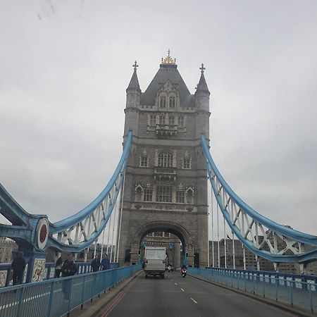 Walking To Tower Bridge Londres Exterior foto
